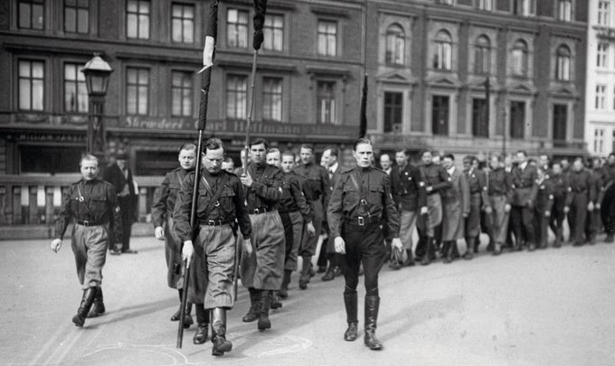 Ungkonservative marcherer ved Københavns Hovedbanegård